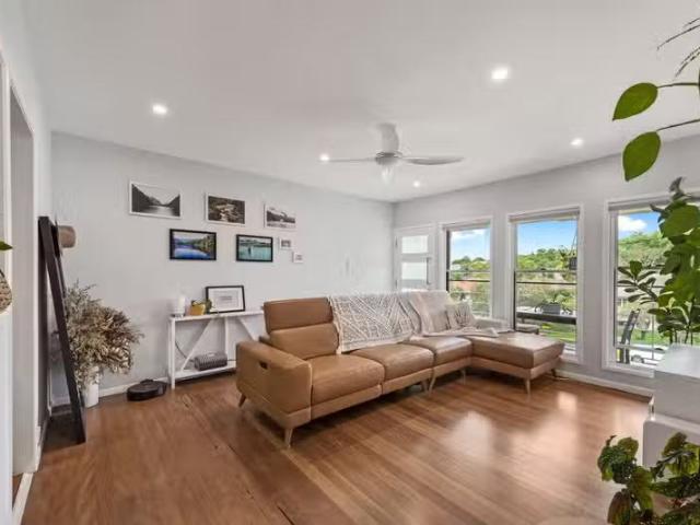Rental! 3 BR 15 Benfield Street, MITCHELTON, QLD 4053 House.