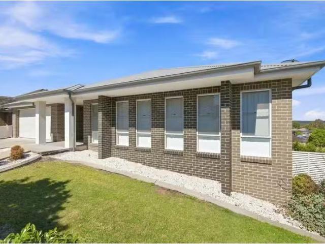 For Rent! 3 BR 16 Wallum Crescent, Woongarrah House for rent.