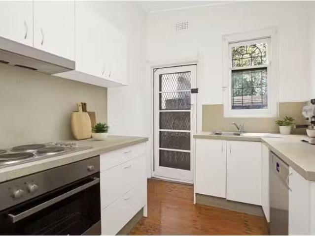 Cheap 3 BR 1/79 Reynolds Street, Cremorne Apartment for rent.