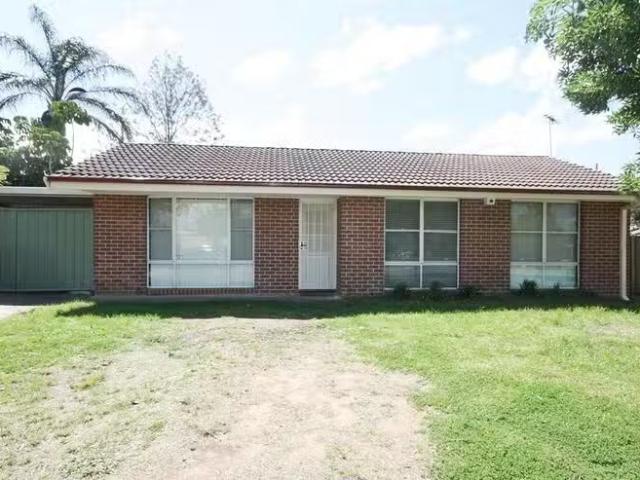 Unique 3 BR 17 Blairgowrie Circuit, St Andrews, NSW 2566