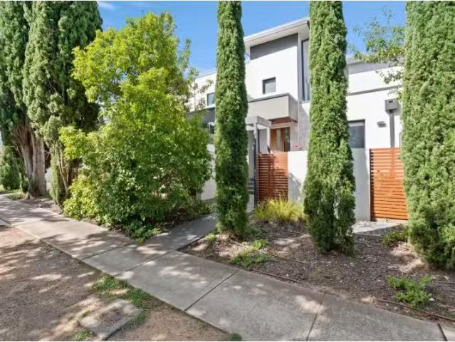 Nice 3 BR 17 Kent Street, Deakin Townhouse for rent Listed by.