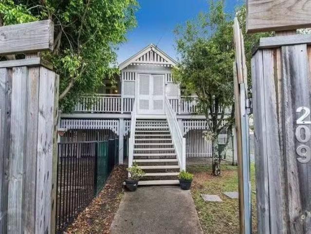 Cozy 3 BR 209 Bennetts Road, NORMAN PARK, QLD 4170 House for.