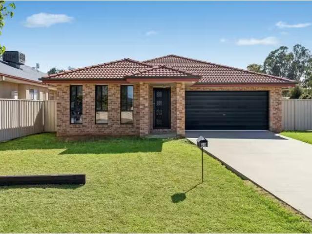 Rental! 3 BR 20 Golf Club Dr, Leeton House for rent Listed by.