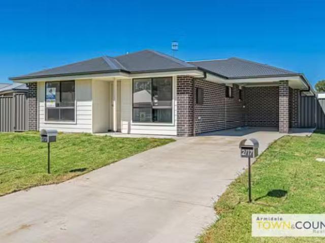 New 3 BR 2/17 Sunrise Crescent, ARMIDALE House for rent Liste.