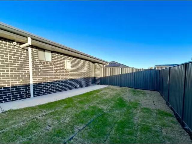 For Rent! 3 BR 2/105 Evesham Circuit, TAMWORTH Townhouse for r.