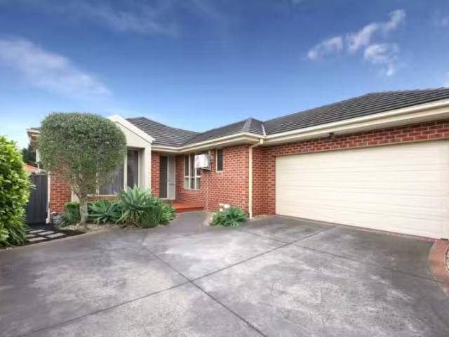 Cozy 3 BR 2/11 Oberon Avenue, Oakleigh East VIC 3166 Townhou.