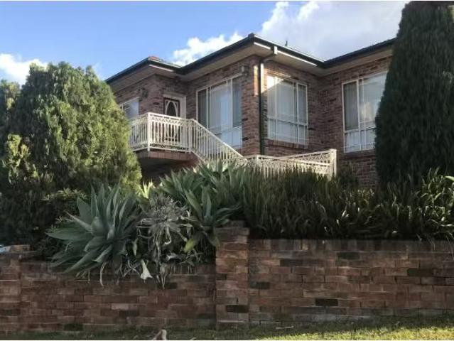 Cheap 3 BR 2/22 Corrimal Street, Tarrawanna Townhouse for rent.