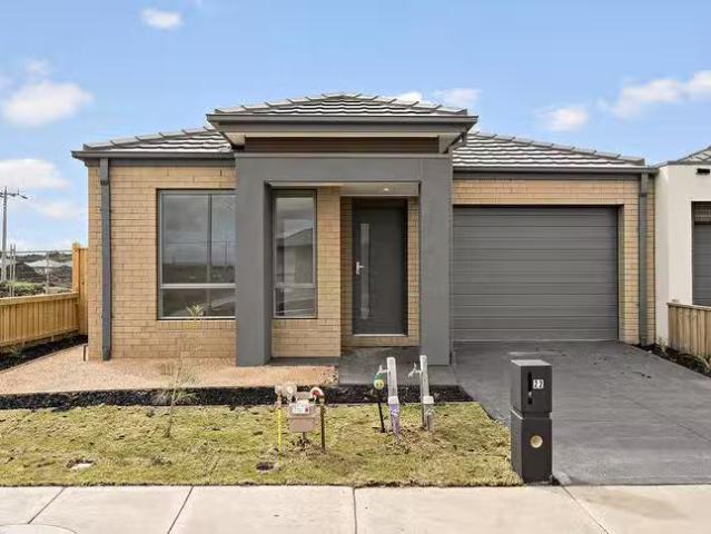 Just in! 3 BR 22 Gold Dust Road, Beveridge, VIC 3753