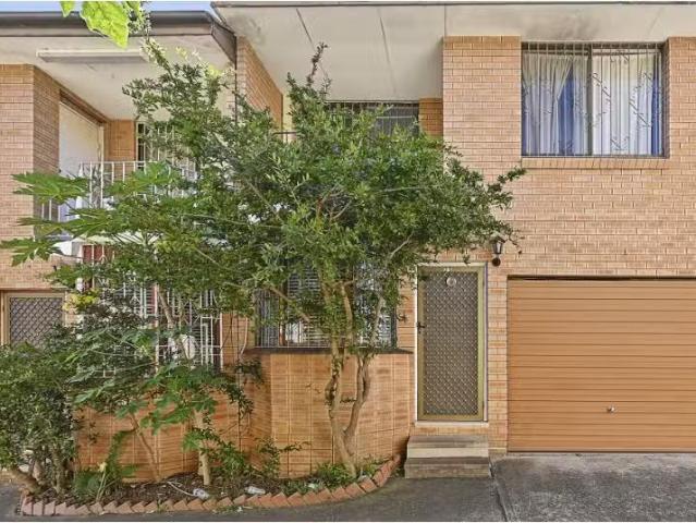 Charming 3 BR 23/90 94 Longfield Street, Cabramatta Townhouse.