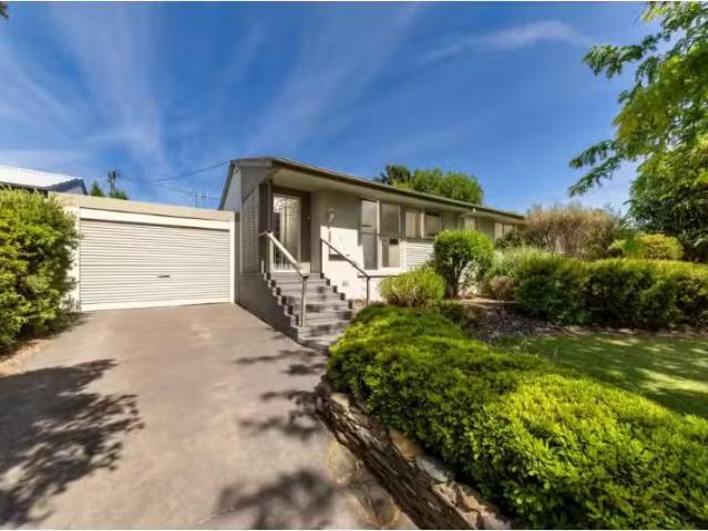 Nice 3 BR 27 Macalister Crescent, Curtin House for rent Liste.