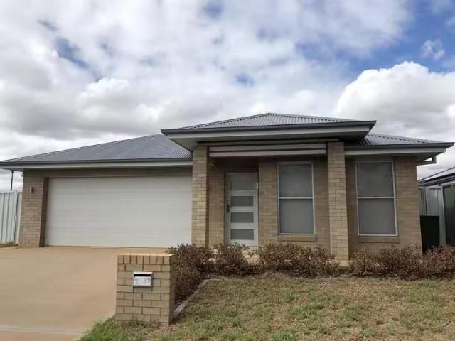Unique 3 BR 27 Magnolia Boulevard, DUBBO House for rent Liste.