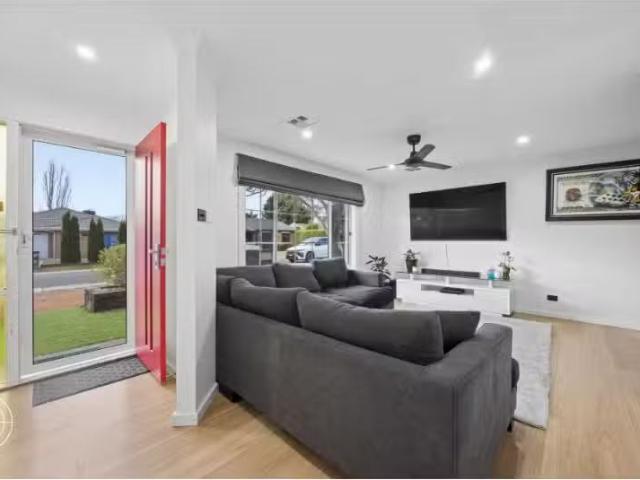 Cozy 3 BR 28 Keverstone Circuit, Isabella Plains House for ren.