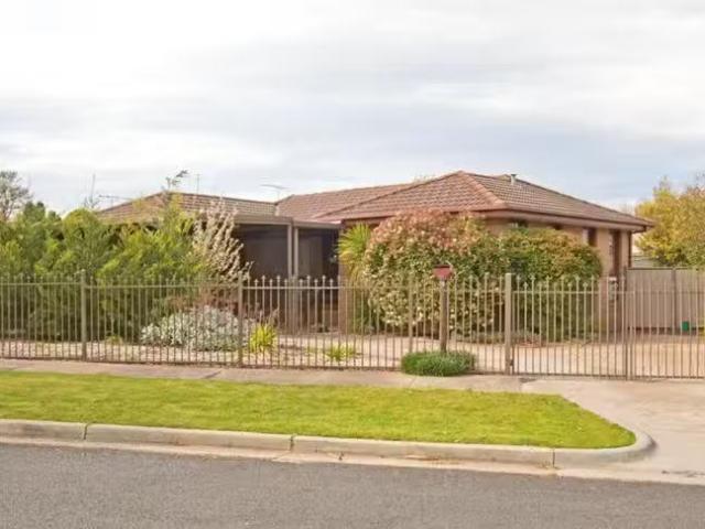 Rental! 3 BR 28 Rathdowne Circuit, Melton West, VIC 3337
