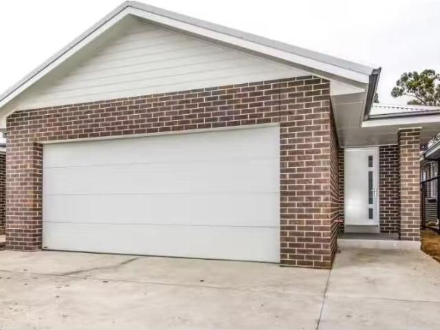 Just in! 3 BR 2/9 Geraldton Street, Orange House for rent Lis.