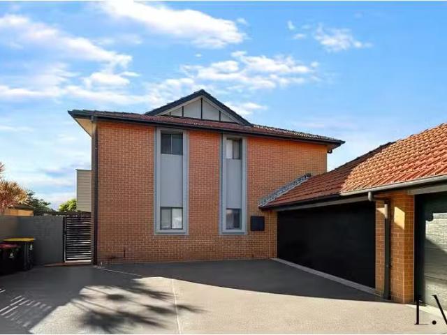 Just in! 3 BR 3/15 Watkins Street, The Junction Apartment for.
