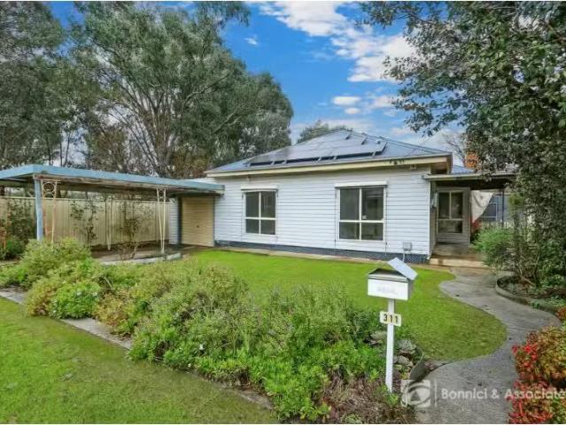 For Rent! 3 BR 311 Smith Street, North Albury House for rent.