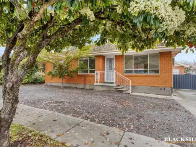 Unique 3 BR 32 Christopher Crescent, Queanbeyan House for rent.