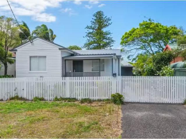 Just in! 3 BR 32 Banksia Street, Ettalong Beach House for rent.