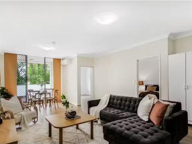 Deal! 3 BR 33/10 Murray Street, Northmead Apartment for rent.