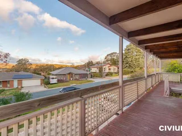 Charming 3 BR 33 Gledden Street, Chifley, ACT 2606