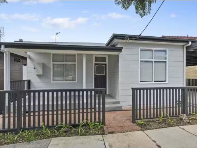Rental! 3 BR 33 Macquarie Street, Merewether House for rent L.