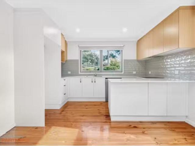 Cozy 3 BR 35 Ryan Street, Curtin House for rent Listed by Ann.