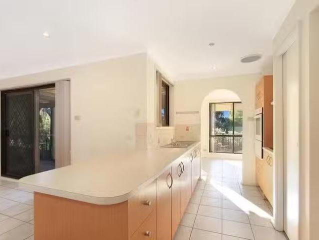 For Rent! 3 BR 37 Plumwood Crescent, Cordeaux Heights, NSW 2526