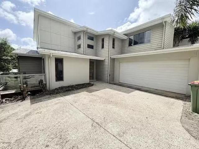 Just in! 3 BR 37B Diamantina Circuit, Pacific Pines, QLD 4211