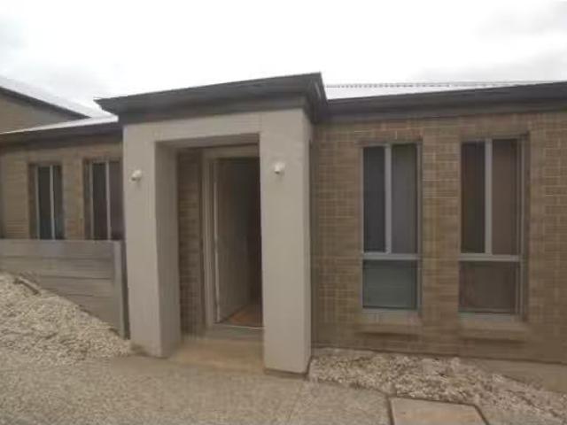 Cheap 3 BR 3/8 Boxwood Rd, O'Halloran Hill House for rent Lis.