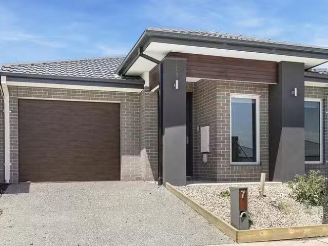 Deal! 3 BR 7 Genovesa Drive, Truganina, VIC 3029