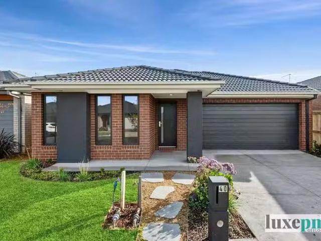 Cozy 3 BR 40 Fawkner Crescent, Armstrong Creek, VIC 3217