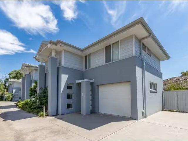 Charming 3 BR 4/126 Victoria Street, WERRINGTON Townhouse for.