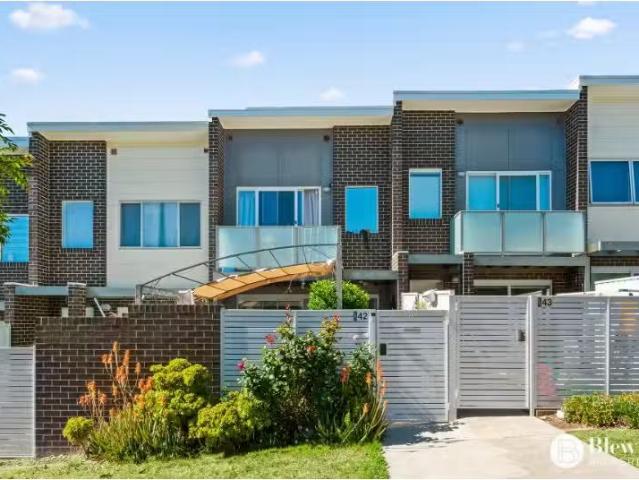 Cozy 3 BR 42/8 Ken Tribe Street, Coombs Townhouse for rent Li.