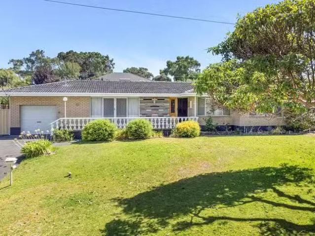 For Rent! 3 BR 42 Pascoe Street, Karrinyup, WA 6018