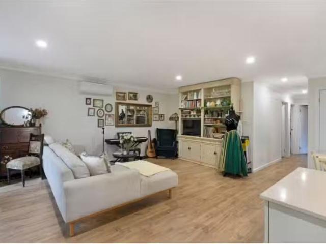 Unique 3 BR 43A Barina Avenue, Kilaben Bay House for rent Lis.