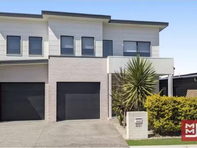 Rental! 3 BR 44A Greenview Drive, Horsley Townhouse for rent.