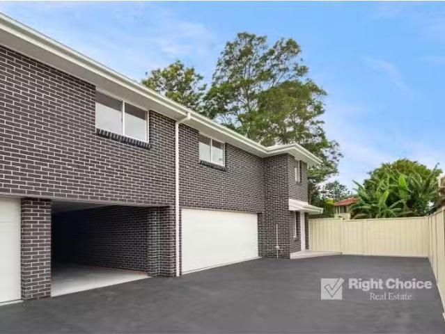 Nice 3 BR 4/8 Werrang Street, Albion Park Rail Townhouse for r.