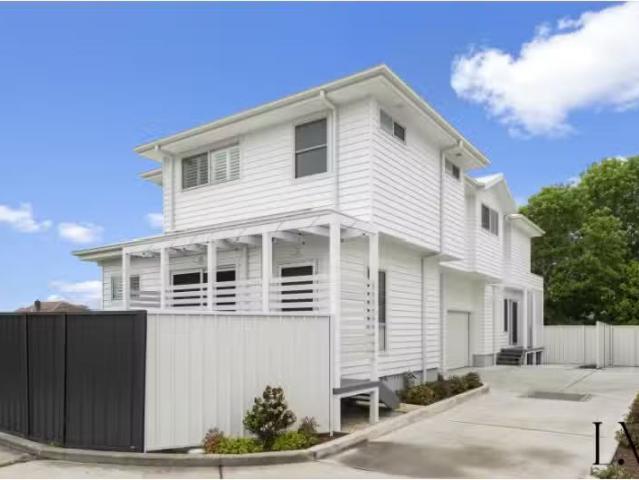 Nice 3 BR 4/90A Bridges Road, New Lambton Apartment for rent.