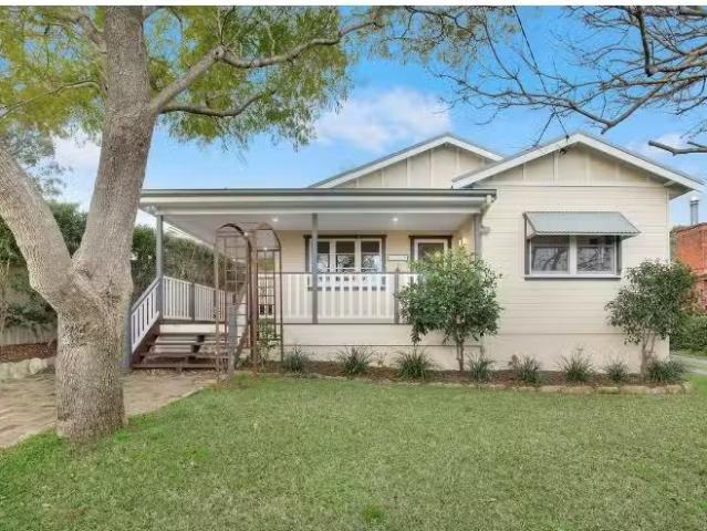 Cheap 3 BR 4 Oakes Road, West Pennant Hills House for rent Li.