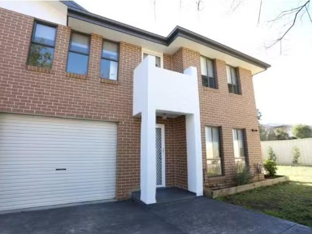 Charming 3 BR 5/40 First Street, KINGSWOOD Townhouse for rent.