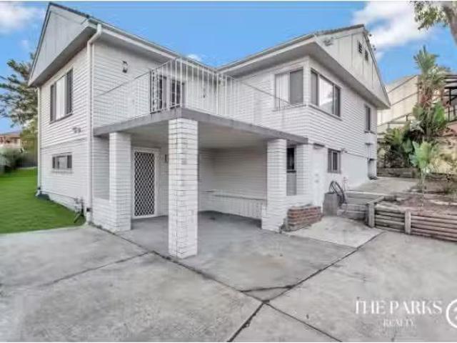 Charming 3 BR 55 Boomerang Road, Edensor Park House for rent.