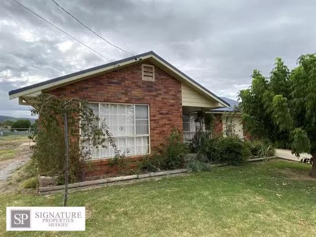 Deal! 3 BR 58 Cox Street, Mudgee House for rent Listed by Edw.