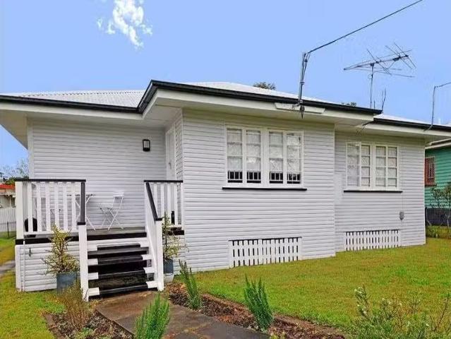Cozy 3 BR 62 Price Street, OXLEY, QLD 4075 House for Rent