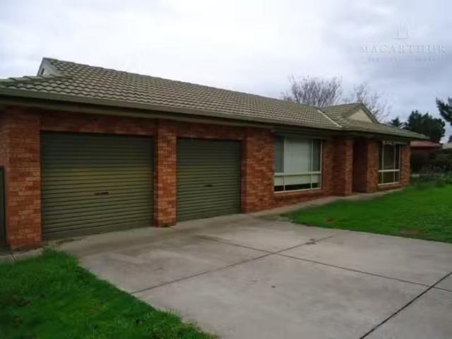 Unique 3 BR 68 Balleroo Crescent, Glenfield Park House for ren.
