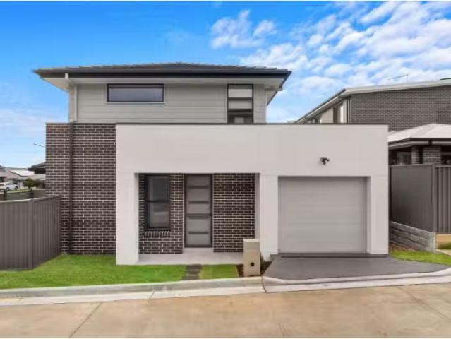 Deal! 3 BR 68B Westminster Street, Tallawong House for rent L.