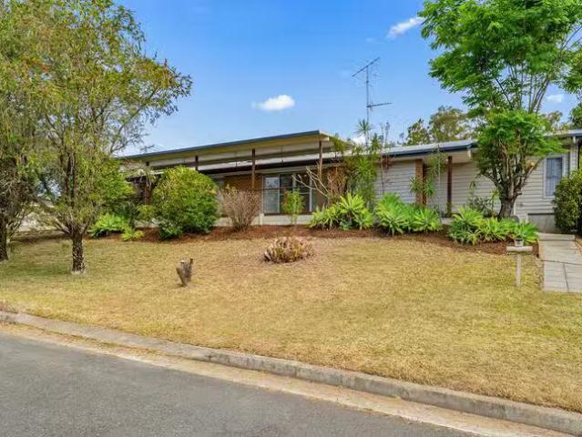 Charming 3 BR 6 Sara Street, Ashmore, QLD 4214