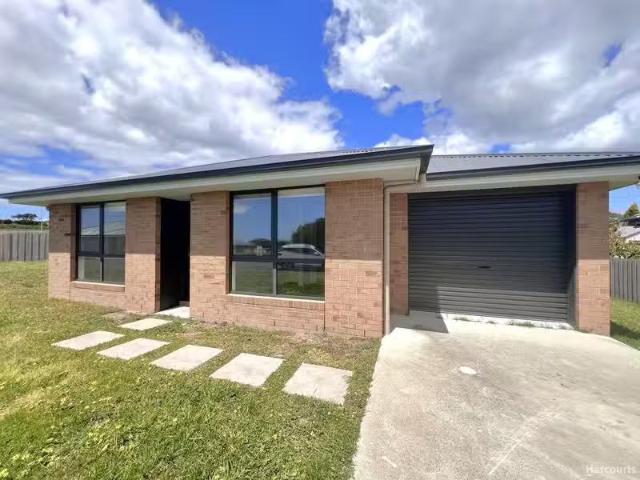 Charming 3 BR 8 Dunning Avenue, GEORGE TOWN, TAS 7253 House.