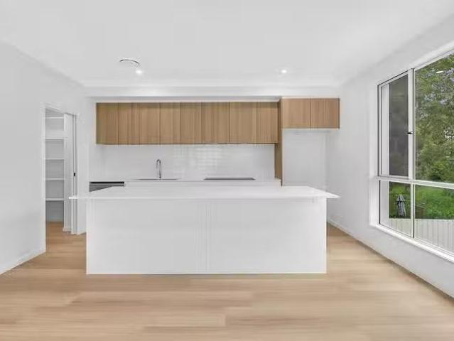 Deal! 3 Hillsea Court, Arundel, QLD 4214