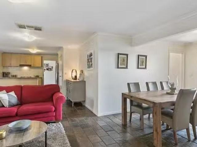 Cozy 3 Manna Gum Court, Carrum Downs, VIC 3201 House for Rent