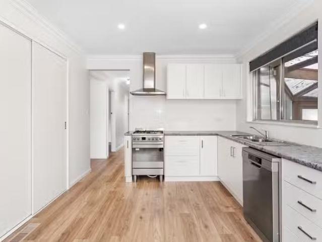 Cheap 3 Suzanne Court, Briar Hill VIC 3088